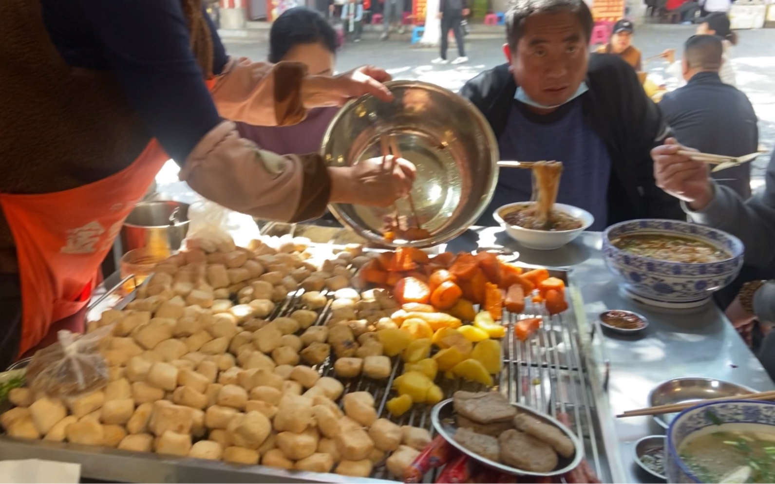 在云南建水古城,寻找美食,烤豆腐是一绝!哔哩哔哩bilibili