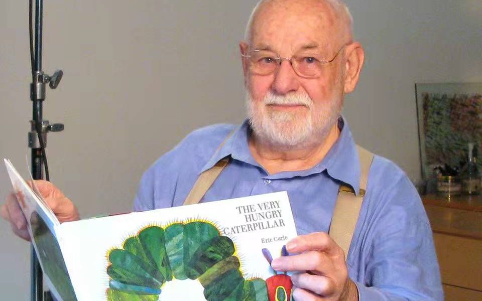 [图]Eric Carle reads The Very Hungry Caterpillar卡尔老爷爷亲自朗读版经典儿童英文启蒙绘本珍贵视频资料