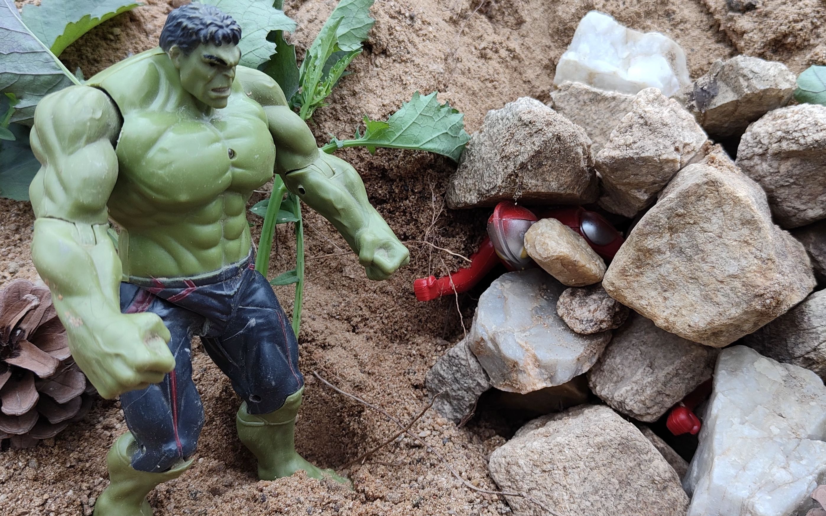 奥特曼们被贝利亚压在石头下面,绿巨人帮助奥特曼之王营救它们