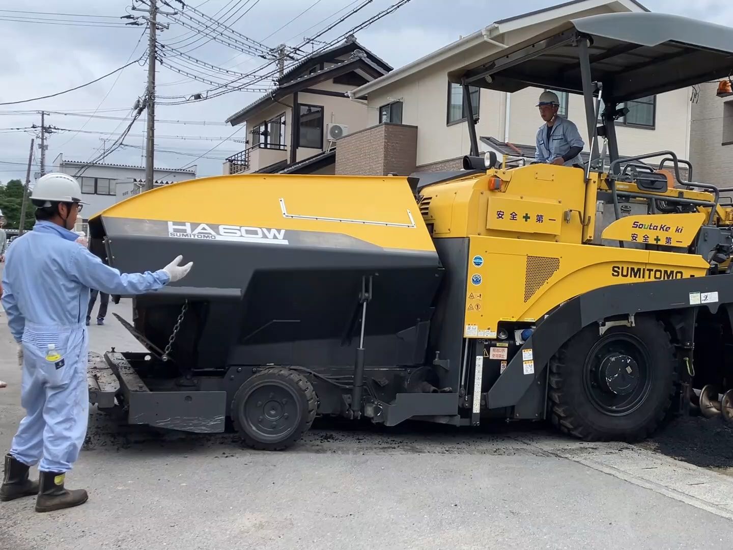 日本沥青路面舗装工事:住友HA60W沥青摊铺机工作哔哩哔哩bilibili