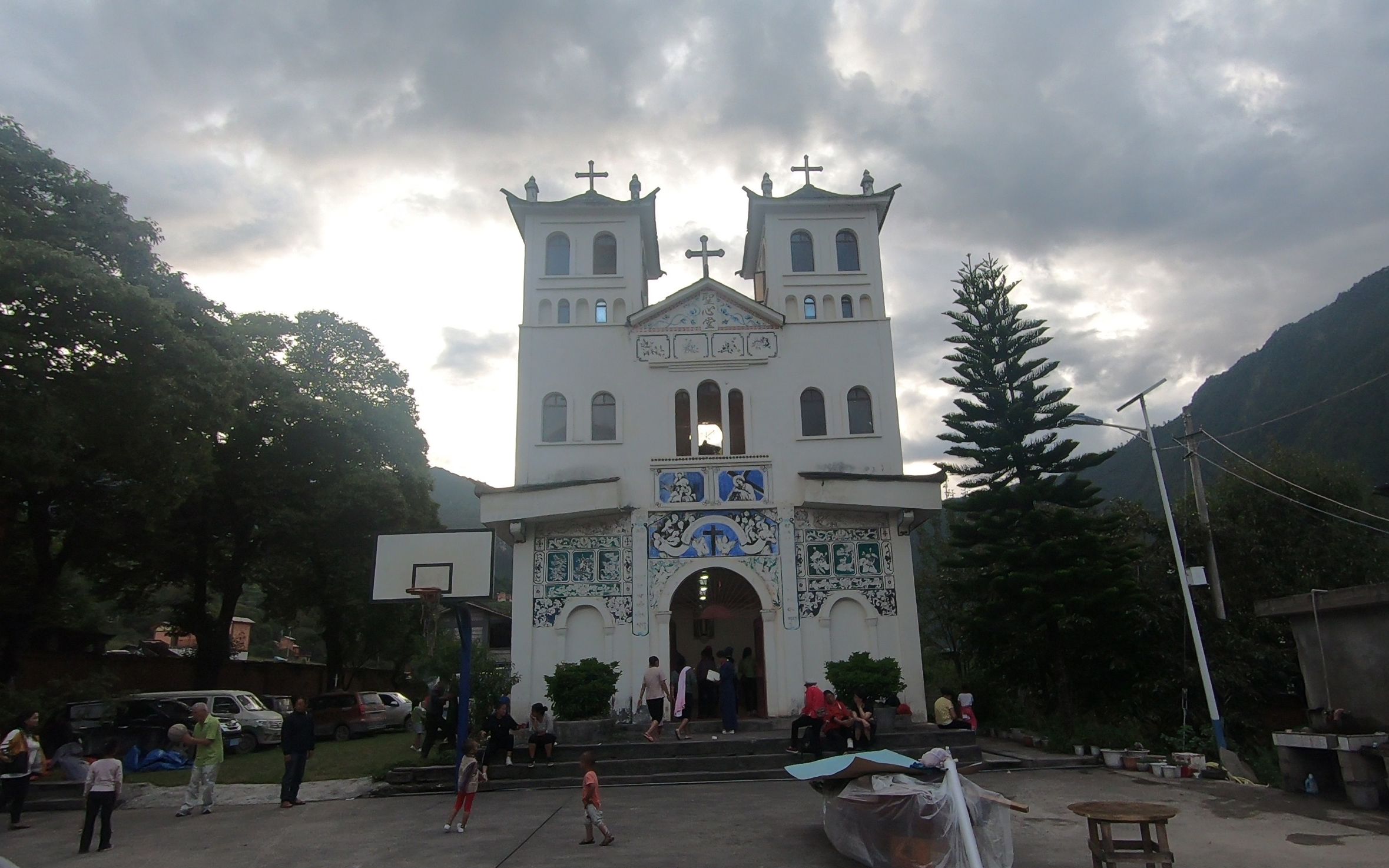 云南贡山丙中洛镇重丁教堂,始建于清末,国际友人也来做礼拜.