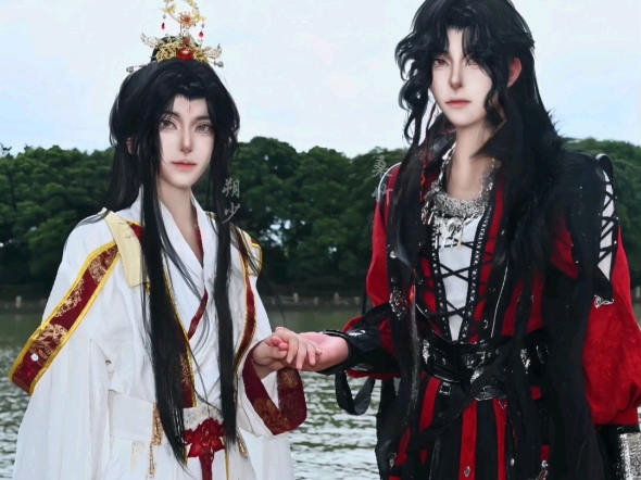 吃口鸡爪给你们变身 #天官赐福 #花怜 #cosplay 花城→桑竹 ,谢怜→朔少哔哩哔哩bilibili