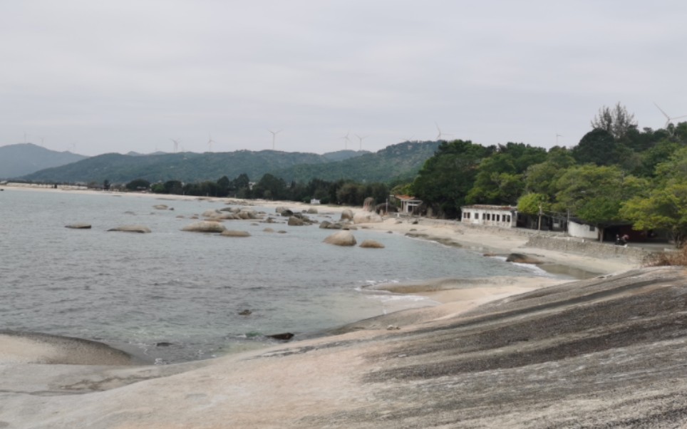 摩旅广东第三天,露营汕尾陆丰市金厢银滩,海边凉亭还挺多的,今晚最低