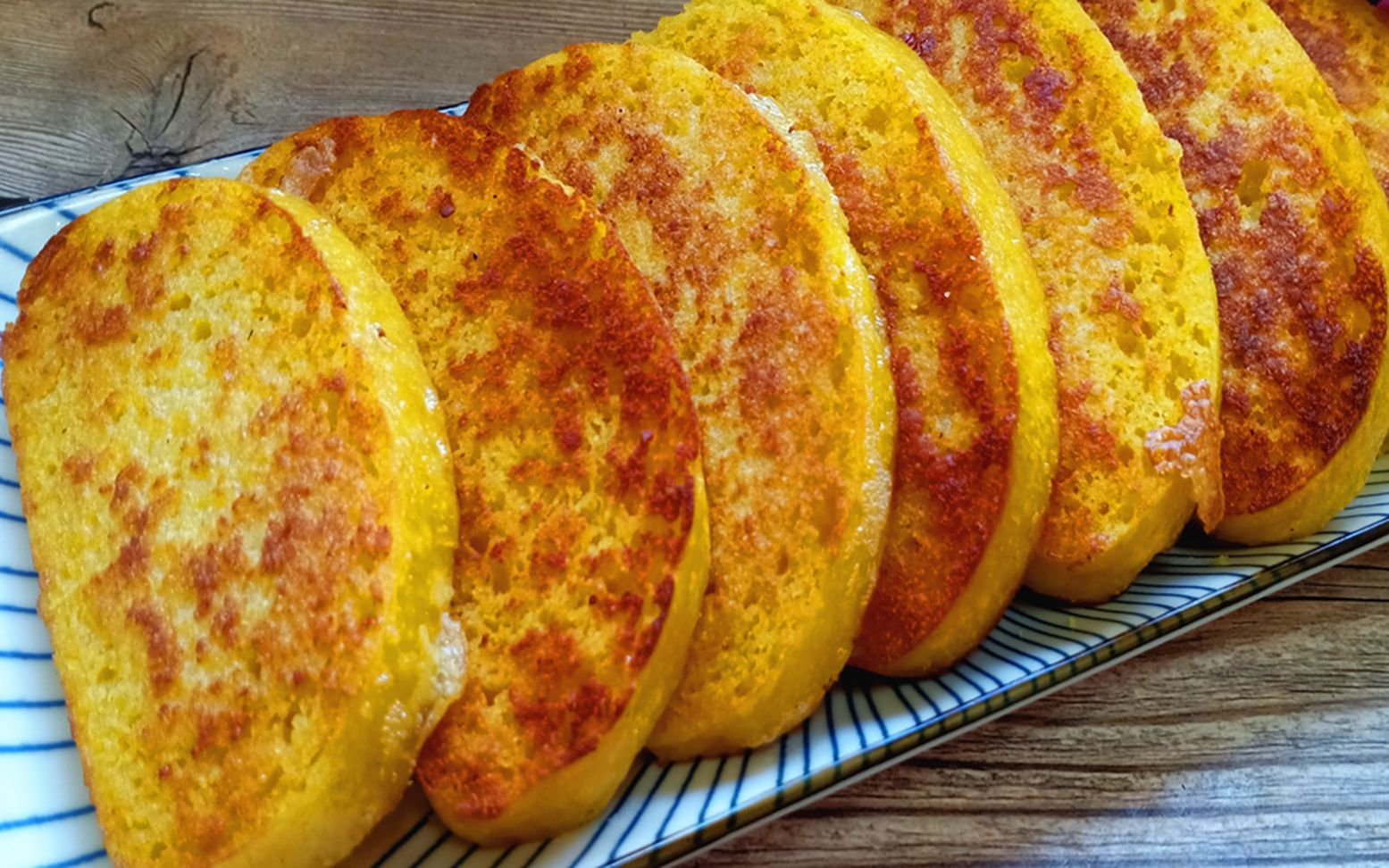 奶香浓郁的玉米面鸡蛋馍馍,表皮焦香酥脆,里面松软香甜_哔哩哔哩 (゜