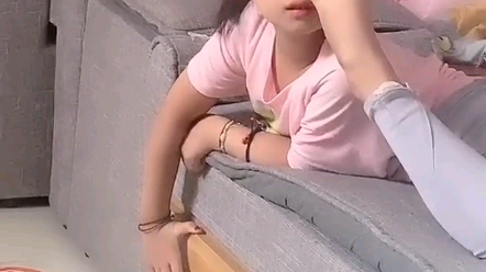 活动作品小女孩用脚趾抠鼻孔你是真厉害