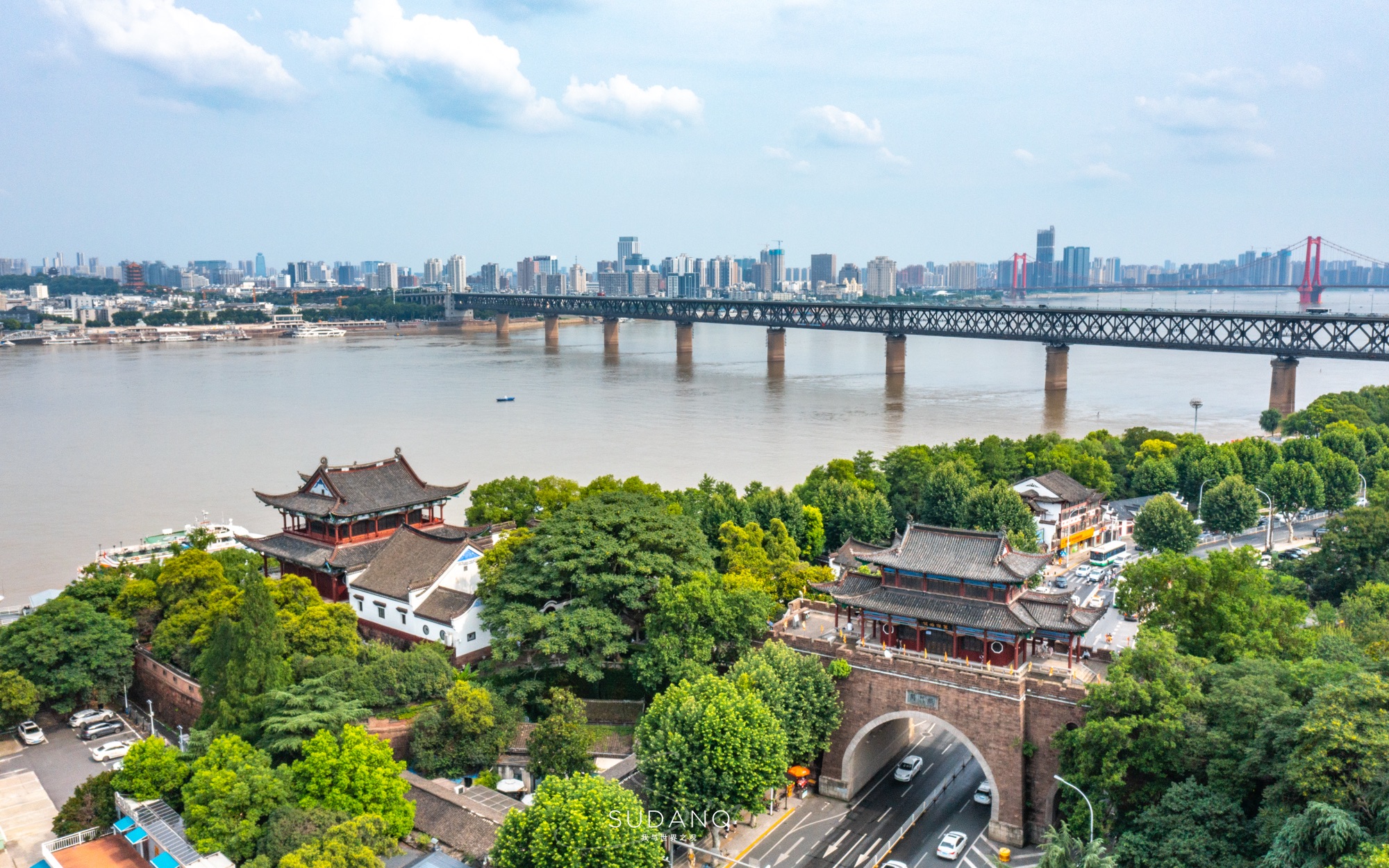 "武汉三大名胜"中,黄鹤楼名气最大,晴川阁第二,另一个很可惜