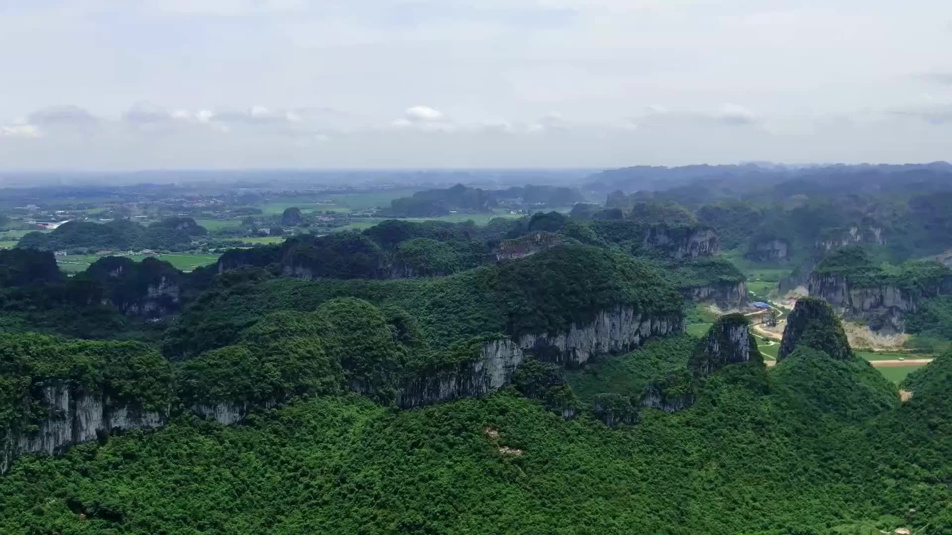 航拍大山发现,山上有人动过的痕迹,无人机抵近看看在搞什么_哔哩哔哩