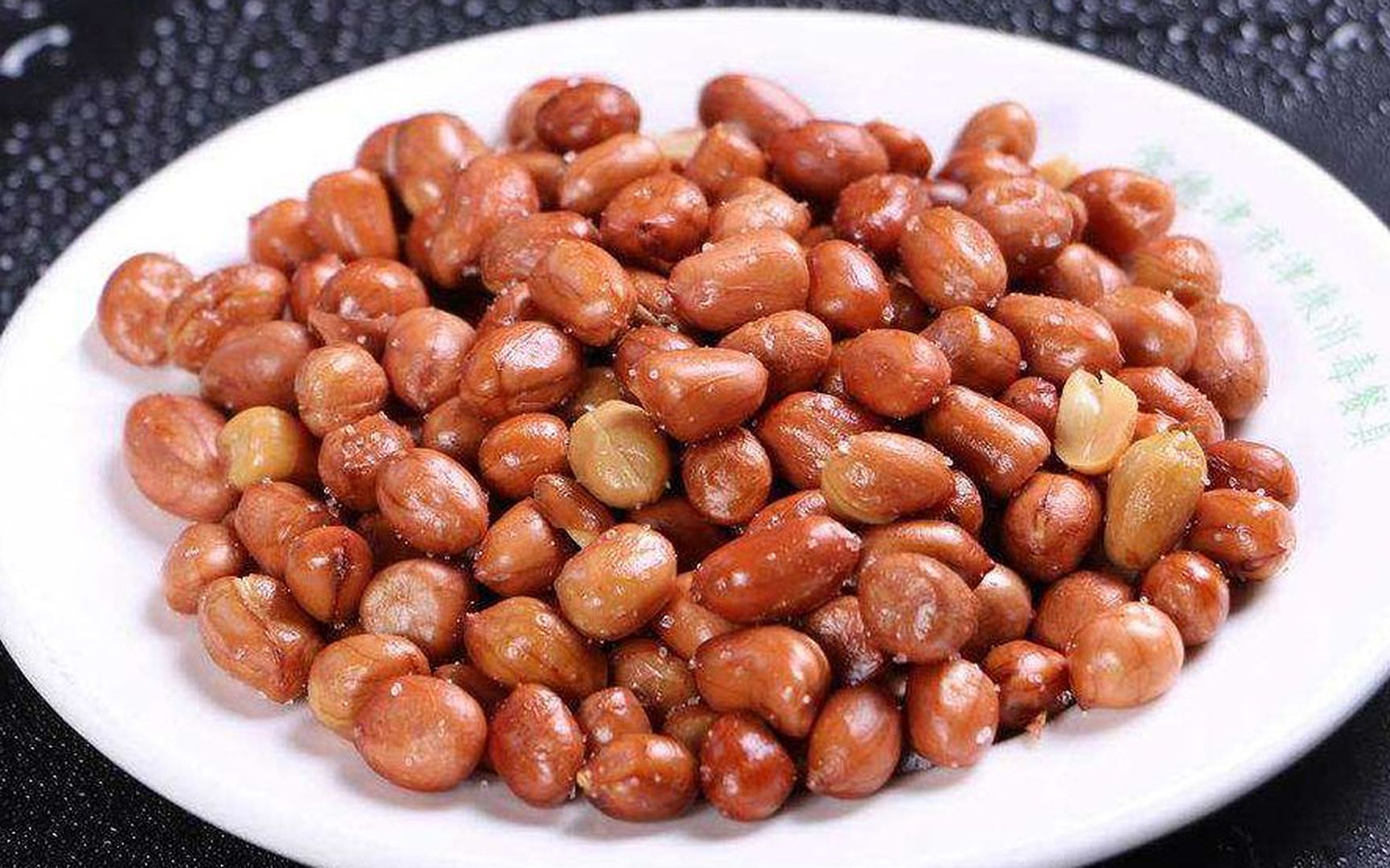 炒花生米时,记住这几个小技巧,花生米不黑不糊,放半年都嘎嘣脆_哔哩
