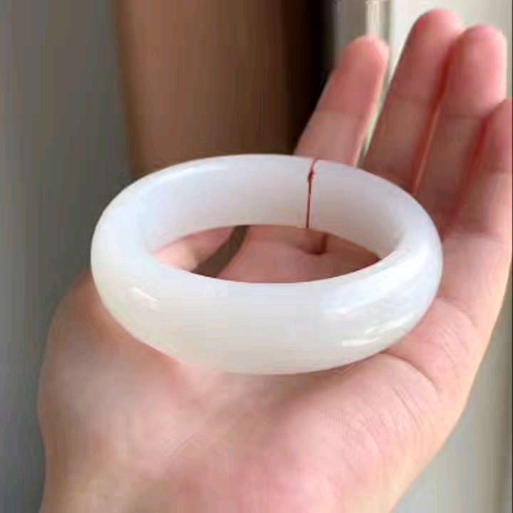 和田玉羊脂白玉手镯54口径,羊脂白玉老坑细料,油油润润,白度一级,镯型