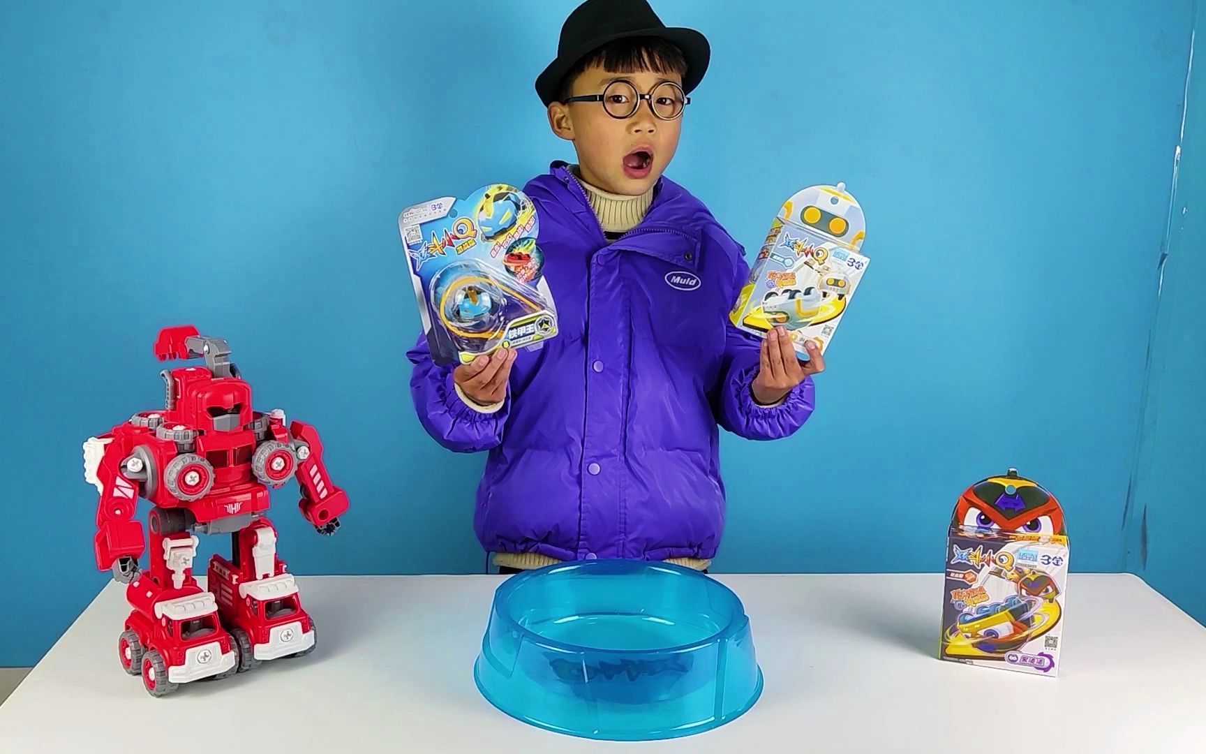 小泽开箱玩钢蛋侠陀螺玩具,陀螺可以叠罗汉旋转,非常好玩