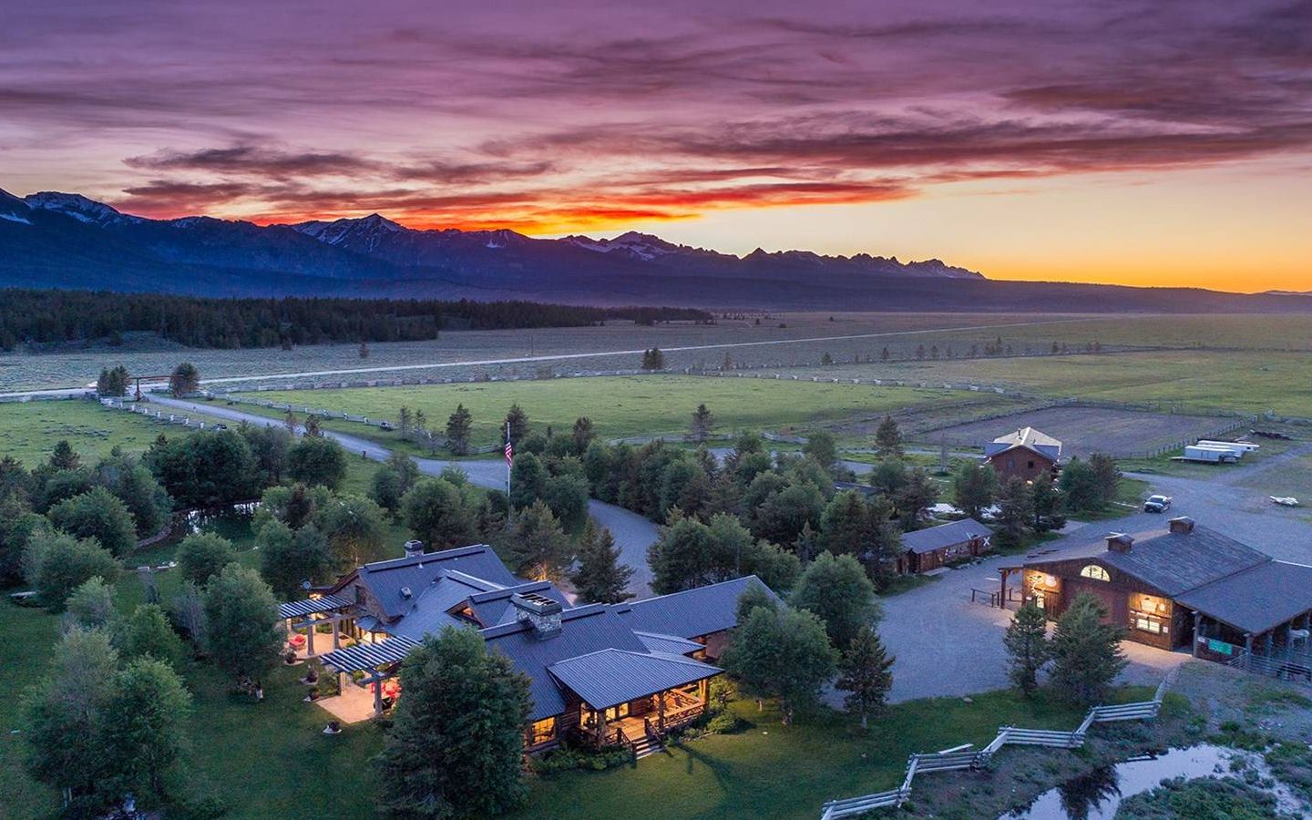 19.9.01 爱达荷州马场庄园sprawling horse ranch in stanley, idaho