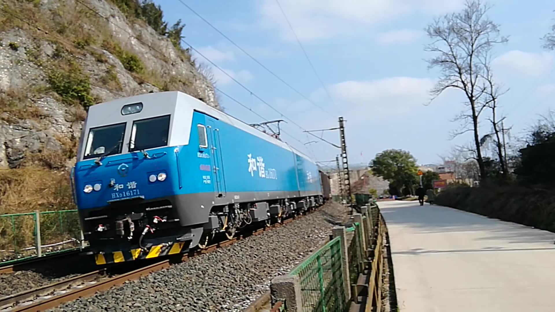 hxd1牵引货列通过