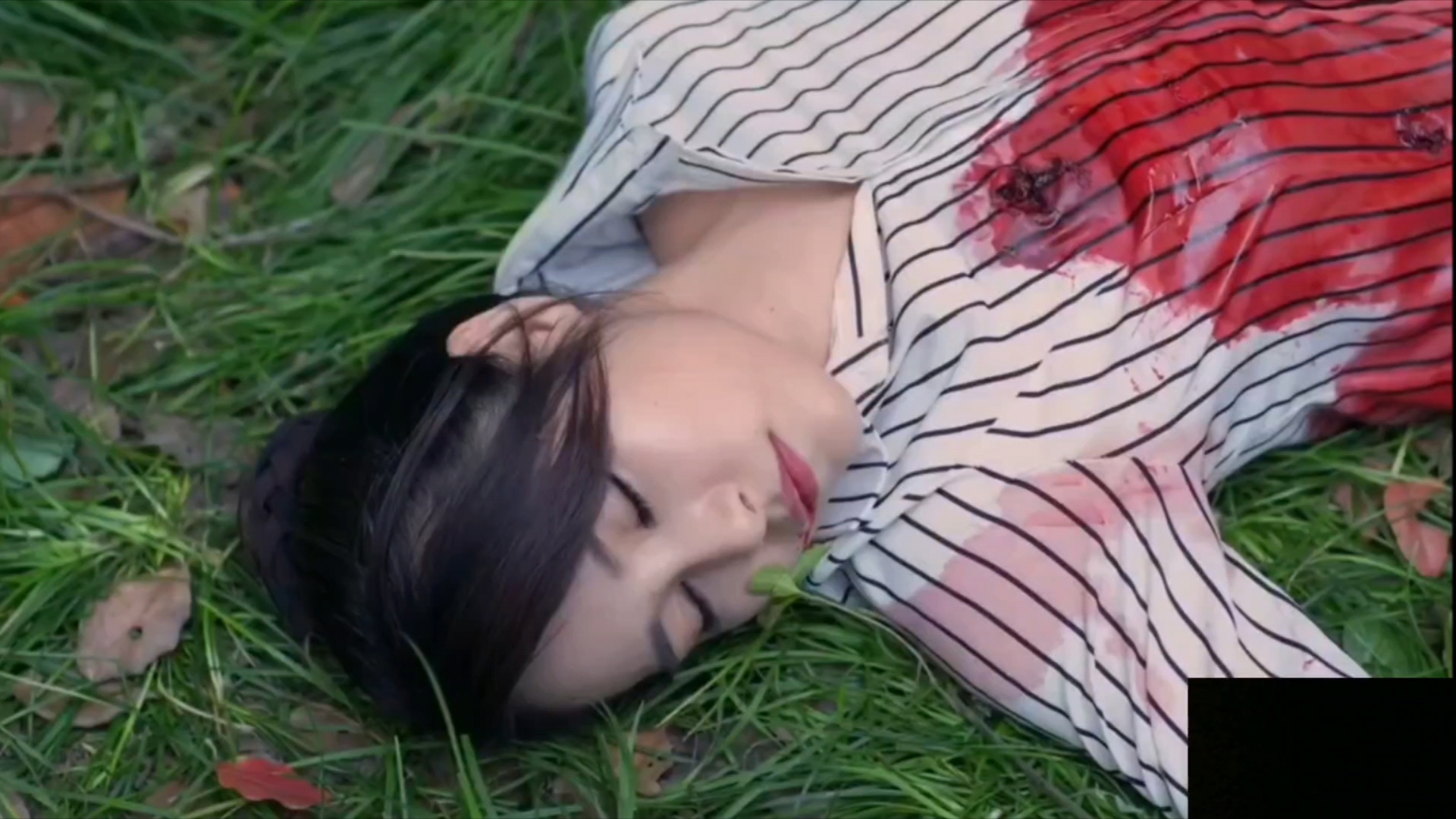 可怜的御姐保镖皮靴美女中乱枪香消玉殒