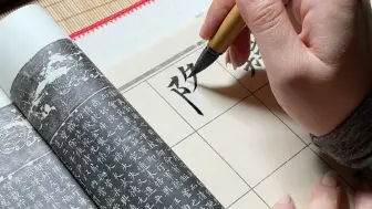 下载视频: 写字人的清晨  ，关关难过关关过……