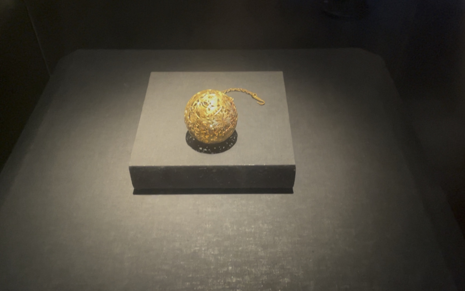 2021年去成都博物馆看到的镂空金香囊