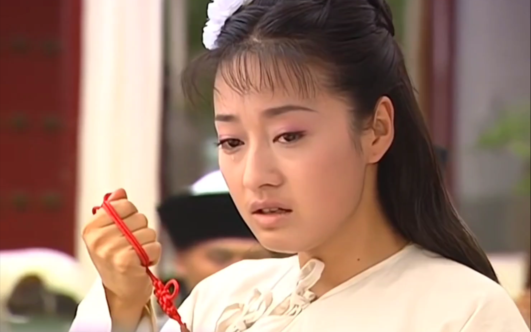 还珠格格——紫薇万念俱灰,欲撞棺殉情,幸得永琪和小燕子阻拦.