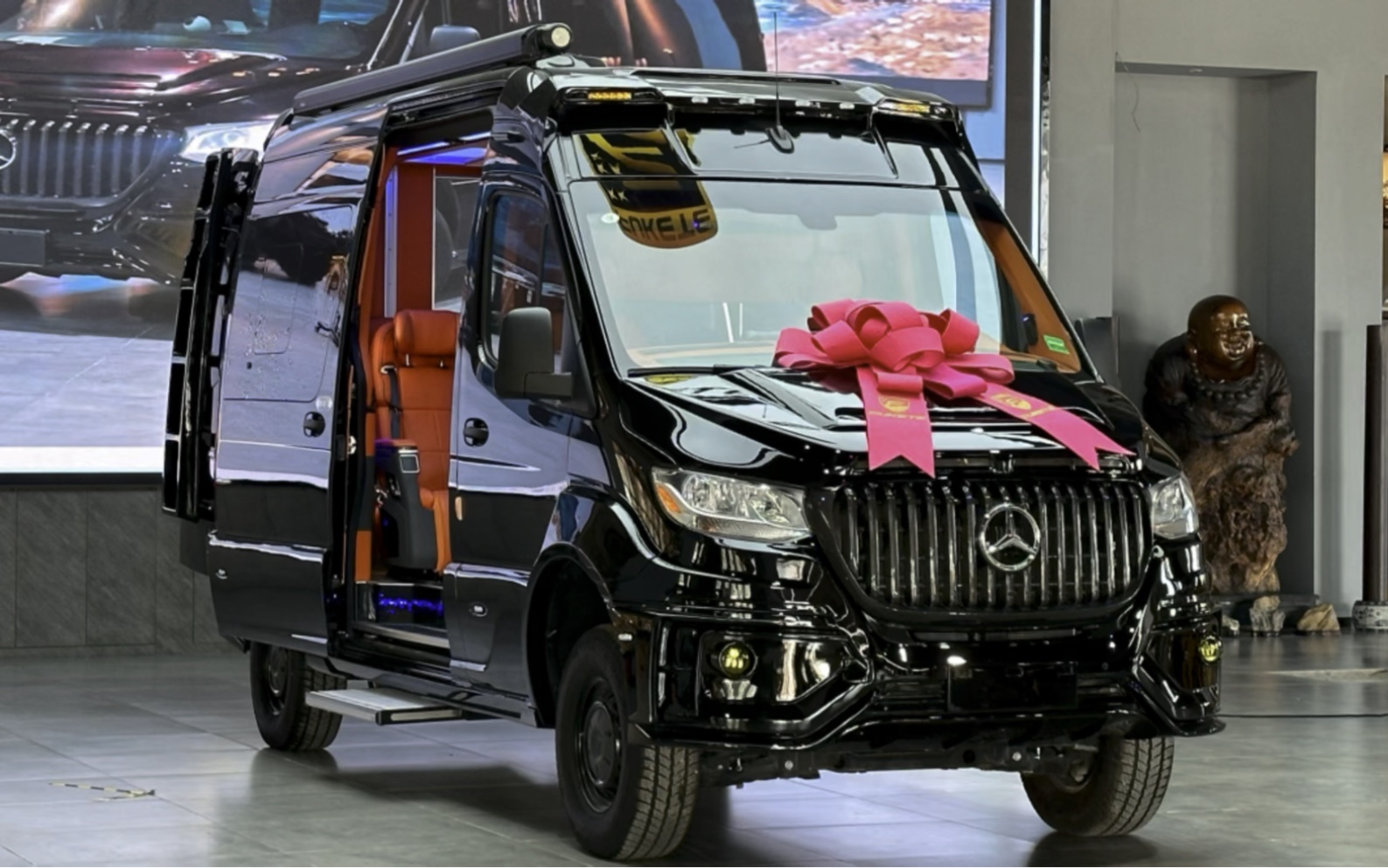 奔驰b型房车全时四驱配又中央差速锁,后置厨卫布局搭载20度用电