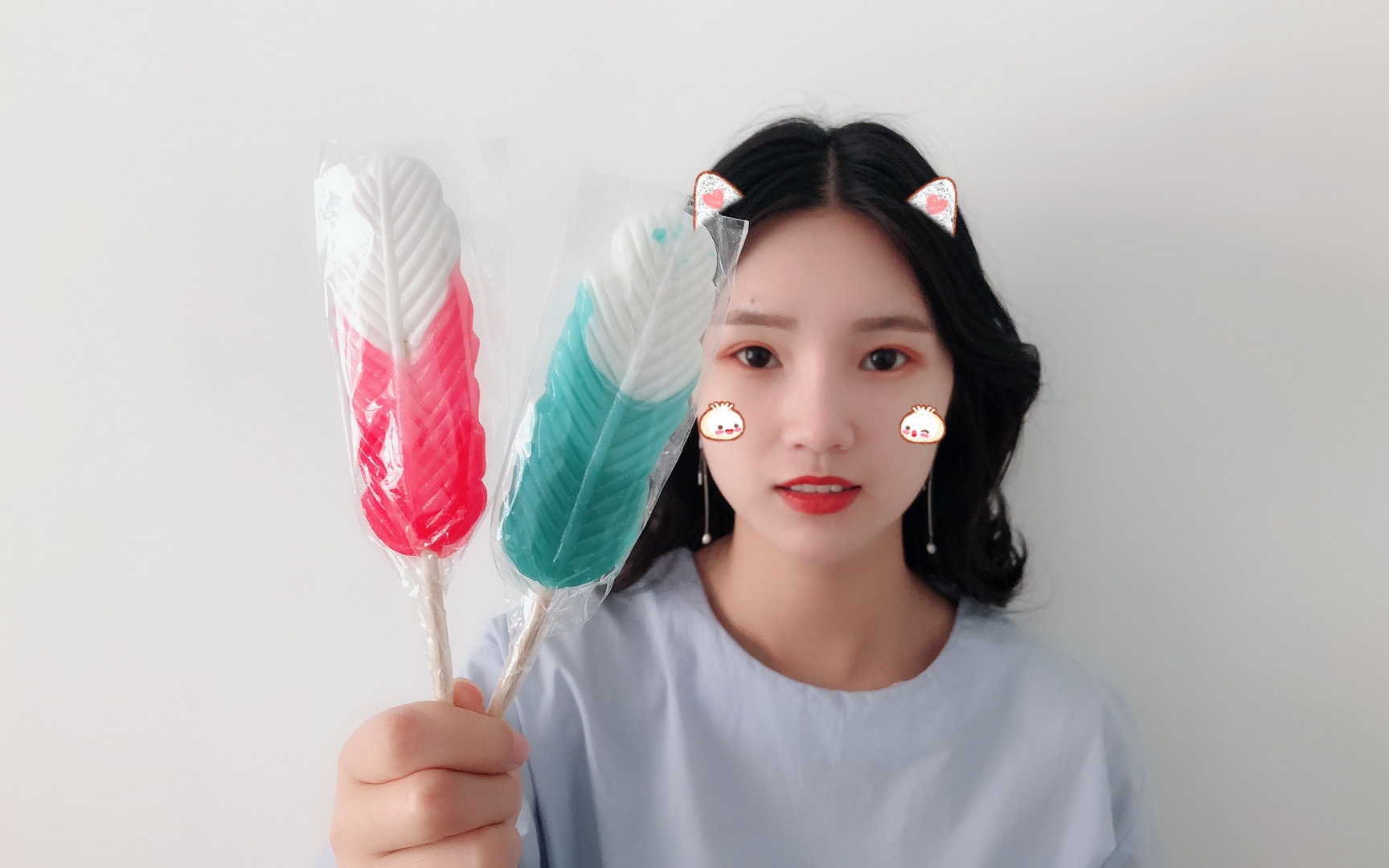 试吃超漂亮的"羽毛棒棒糖",外形看着超逼真,吃着感觉太喜感了
