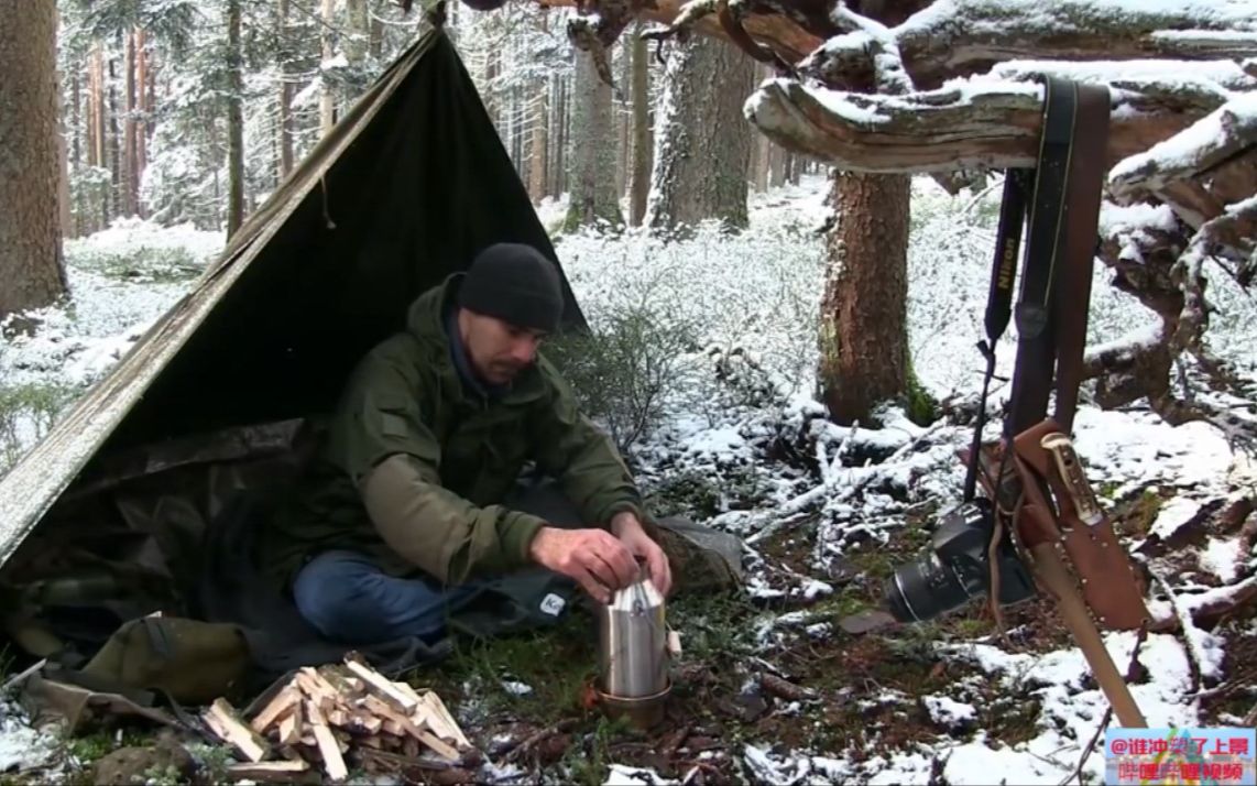 [图]旅行宿营雪山松树林烹饪食物