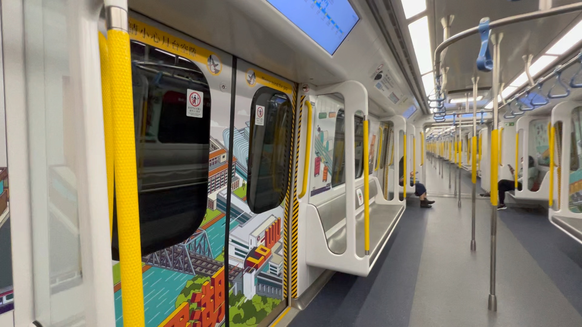 港铁东铁线创意列车过境车站主题车厢内部