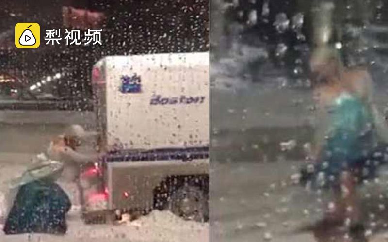 [图]男子cos艾莎女王，雪地搭救警车