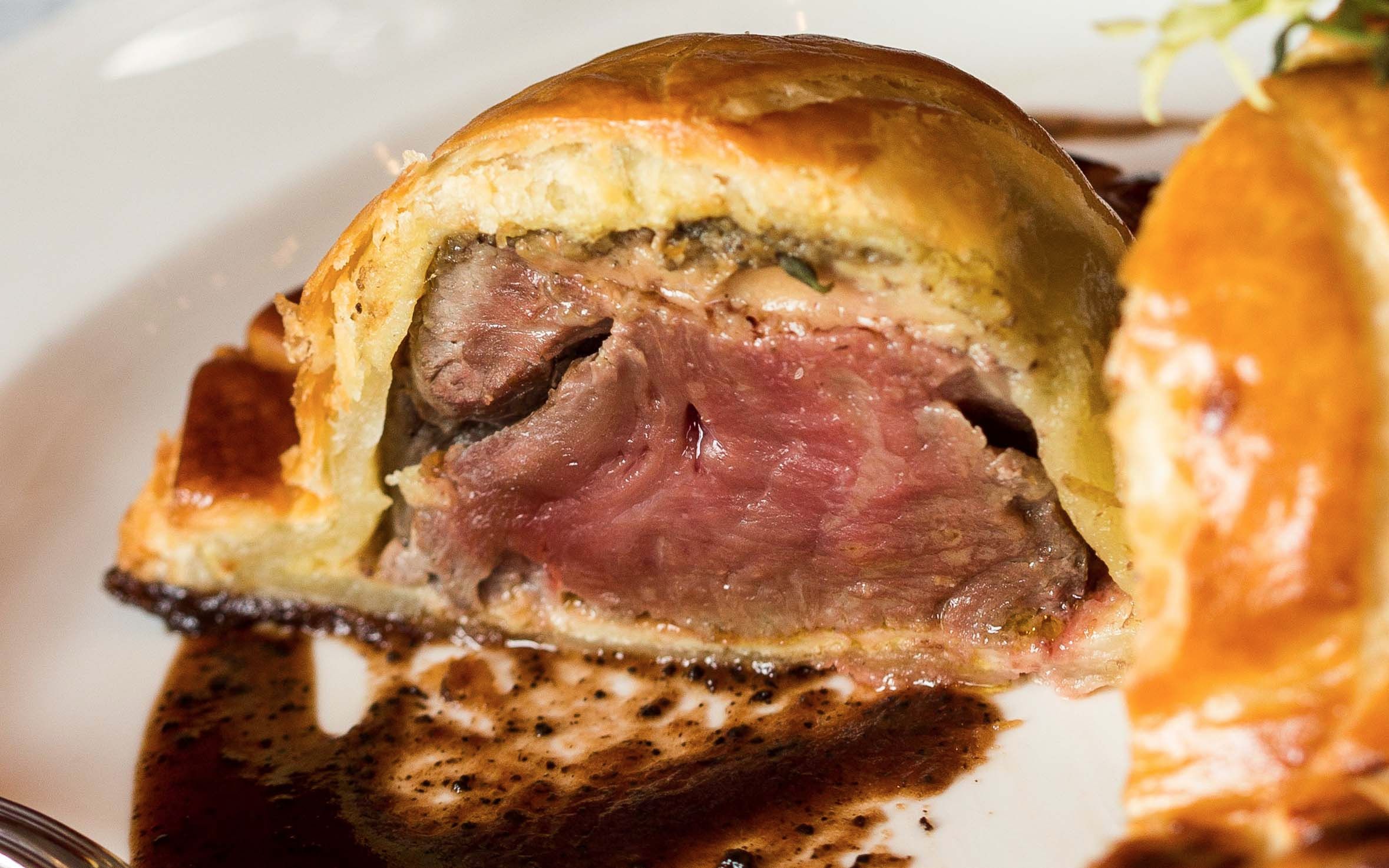 【美食台】给牛肉裹上一层酥皮,口感绝妙!