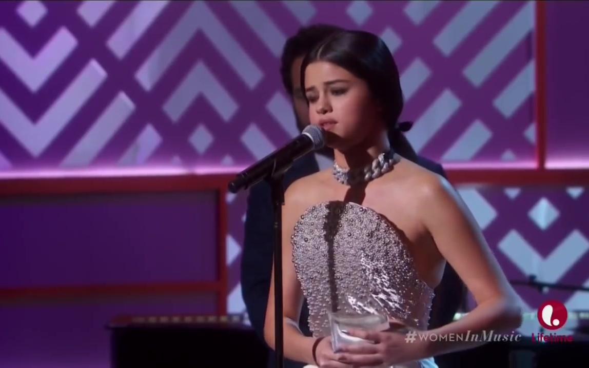 [图]Selena Gomez - Same Old Love (Live at Billboard Women In Music 2015)