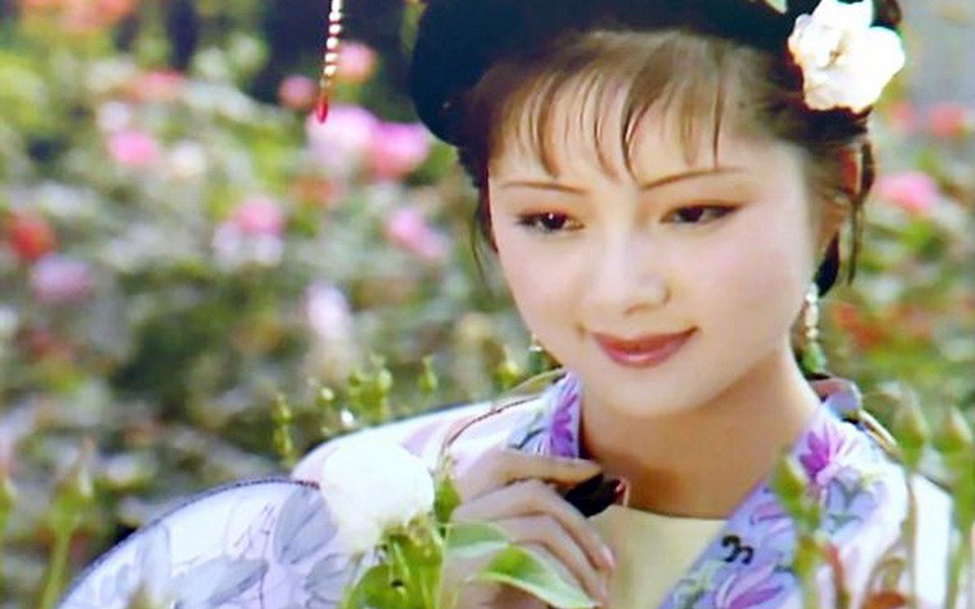 宝钗扑蝶背后到底讲了什么?得知真相后,不敢恭维宝钗的人品