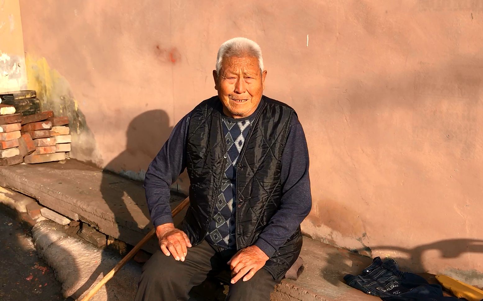 农村85岁大爷只有3个女儿,1个人住不想做饭就下馆子,生活真滋润