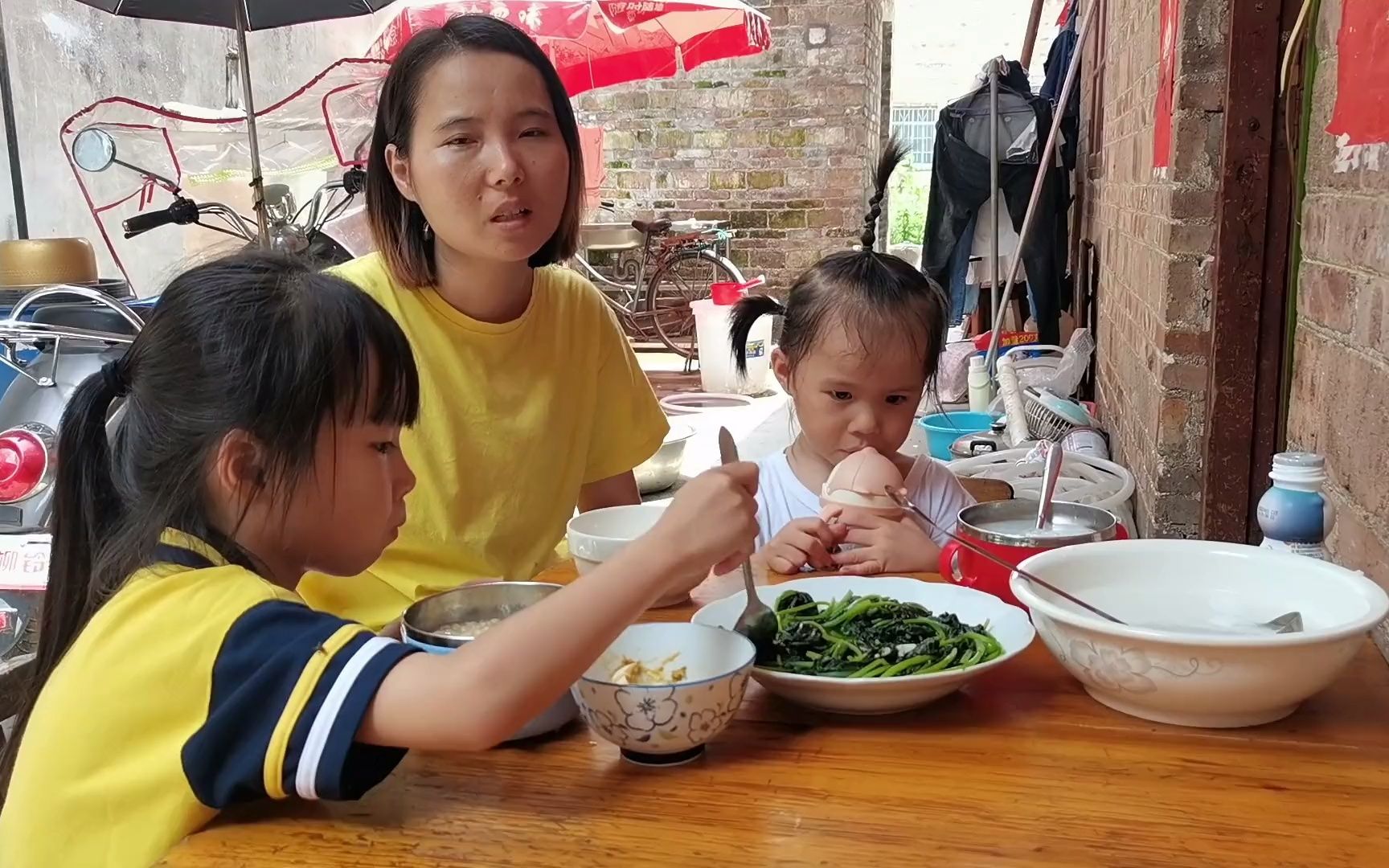 吃完午餐忙着帮女儿做美食,小玲第一次做寿司,看一下做的怎么样哔哩哔哩bilibili