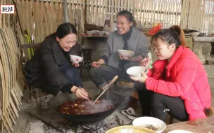 Tải video: 秋妹今天和姐姐在老家煮火锅，满满一大锅全部吃完，看着流口水