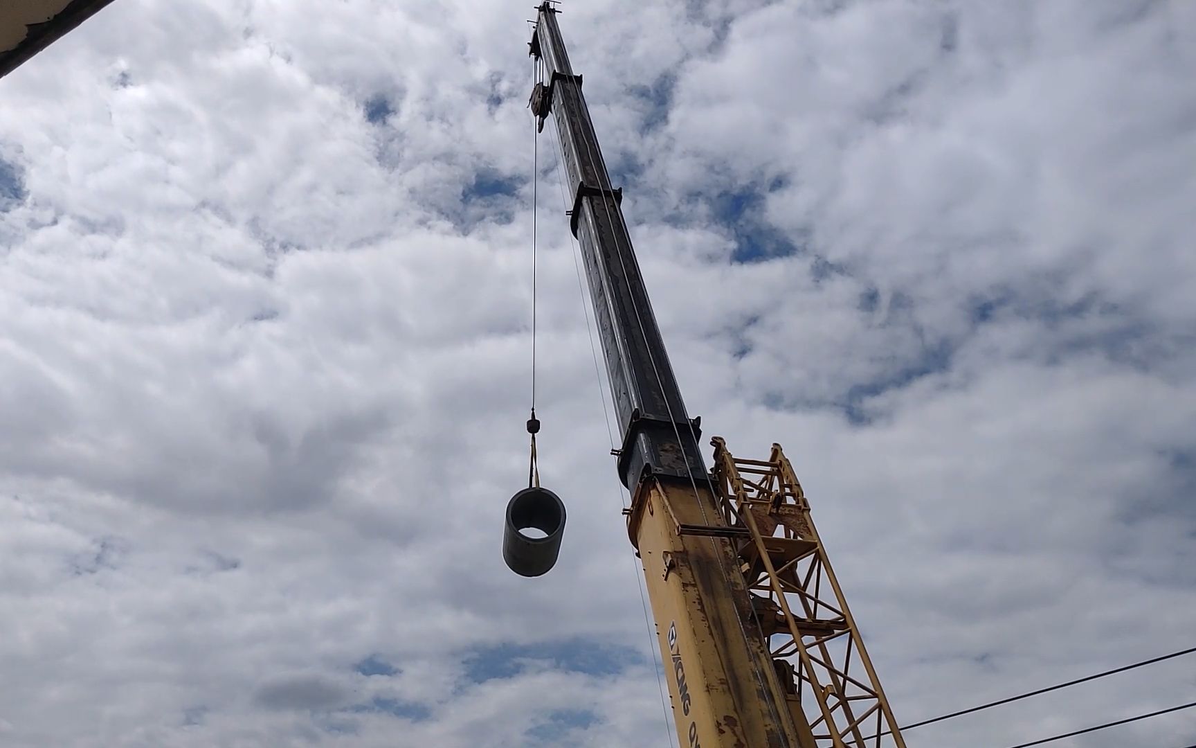 起重机吊放水泥管