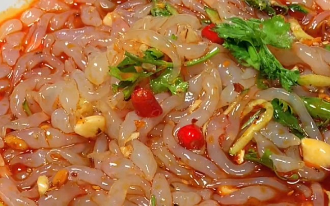 夏天热没胃口,试试这个%凉粉鱼鱼,配上灵魂料汁酸辣开胃,做法简单