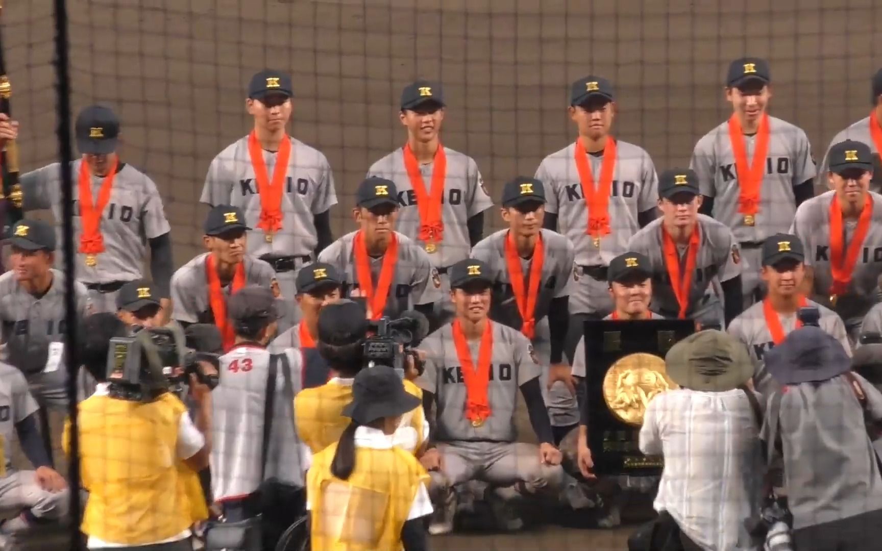 甲子园闭幕式后冠军和亚军合影