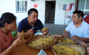 桃子姐摘完李子回家，爸妈蒸一锅玉米粑，搭配大头菜，真下饭