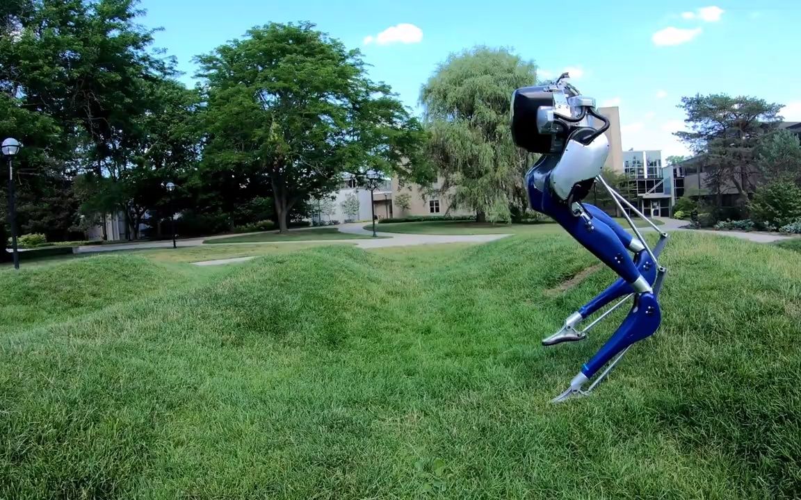 umich双足机器人在波浪纹草地上进行高速3d动态行走