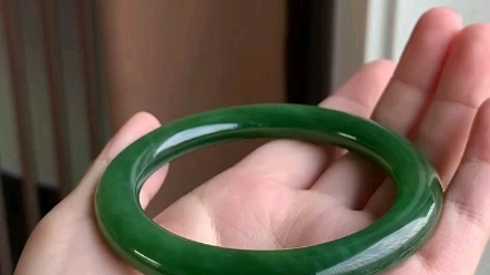 和田玉碧玉圆条手镯57口径,老坑满绿细料,油润度非常好,色泽浓郁鲜艳