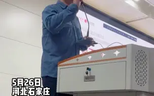 Скачать видео: 政治老师寄语即将毕业的高校学生：当你无法判断对错时，永远相信积极向上、正能量的答案！