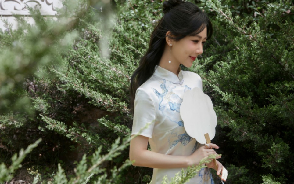 【杨紫】水光潋滟映佳人,清隽淡雅衬笑颜,柔美出尘,演绎韵味东方.