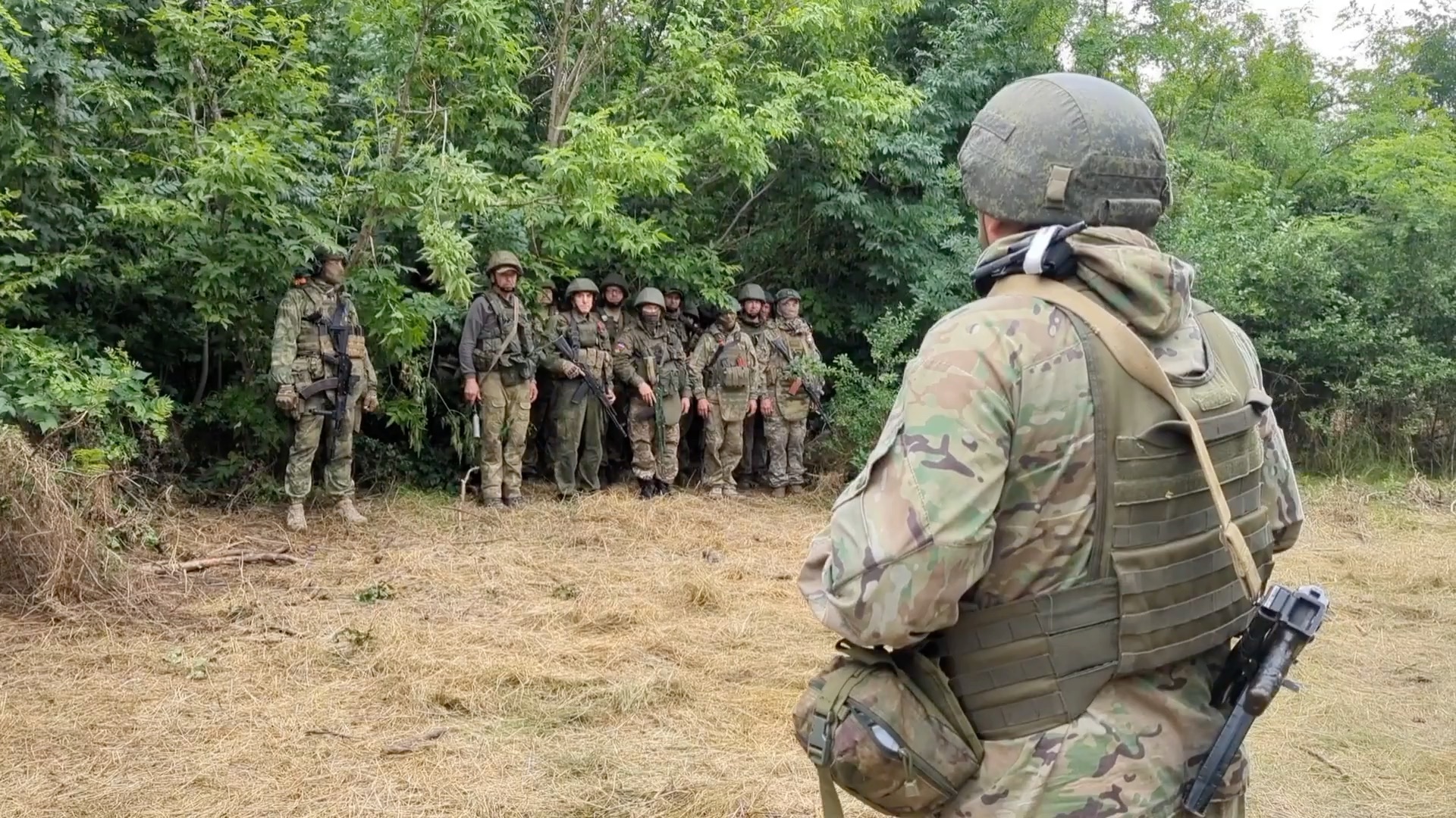 俄军东部军区机动步兵和坦克部队的士兵在西南区获得了战斗勋章