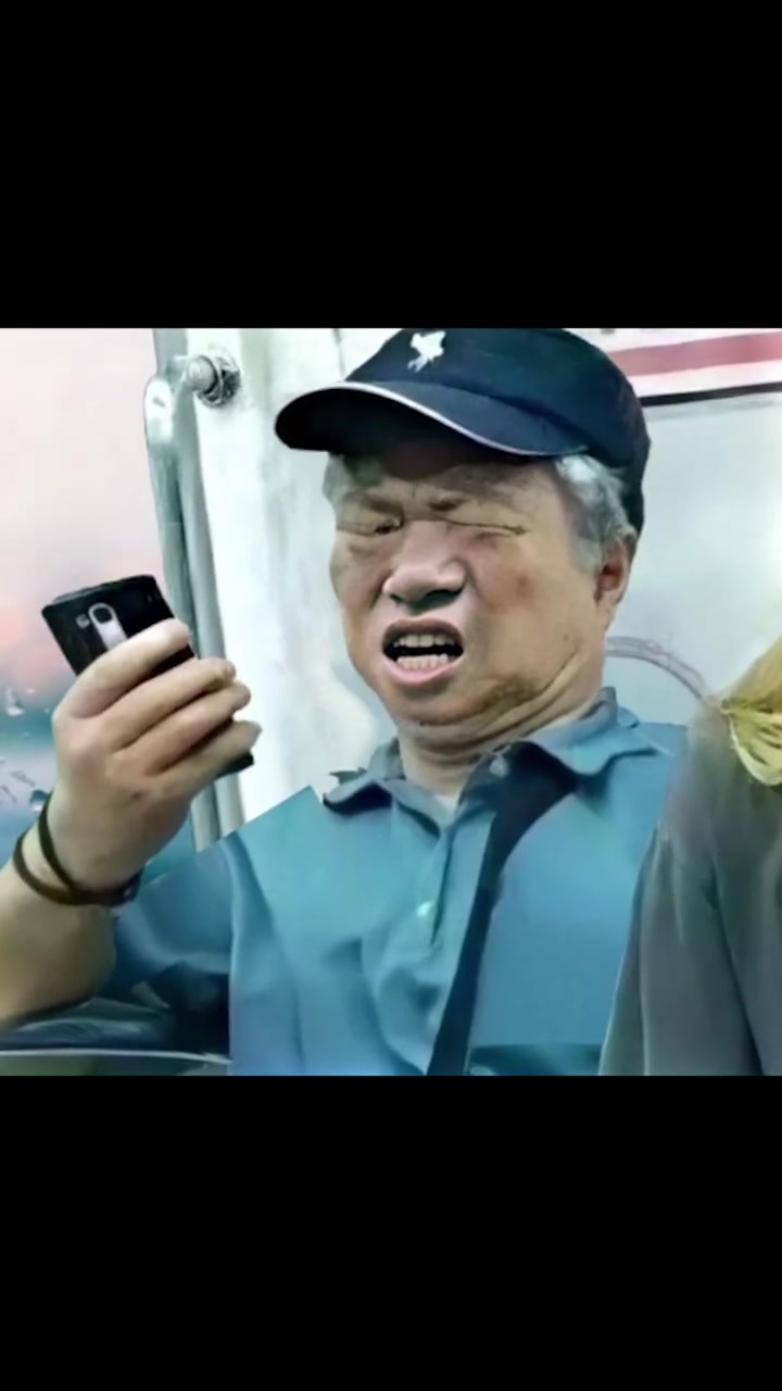 地铁老人看手机高清图片