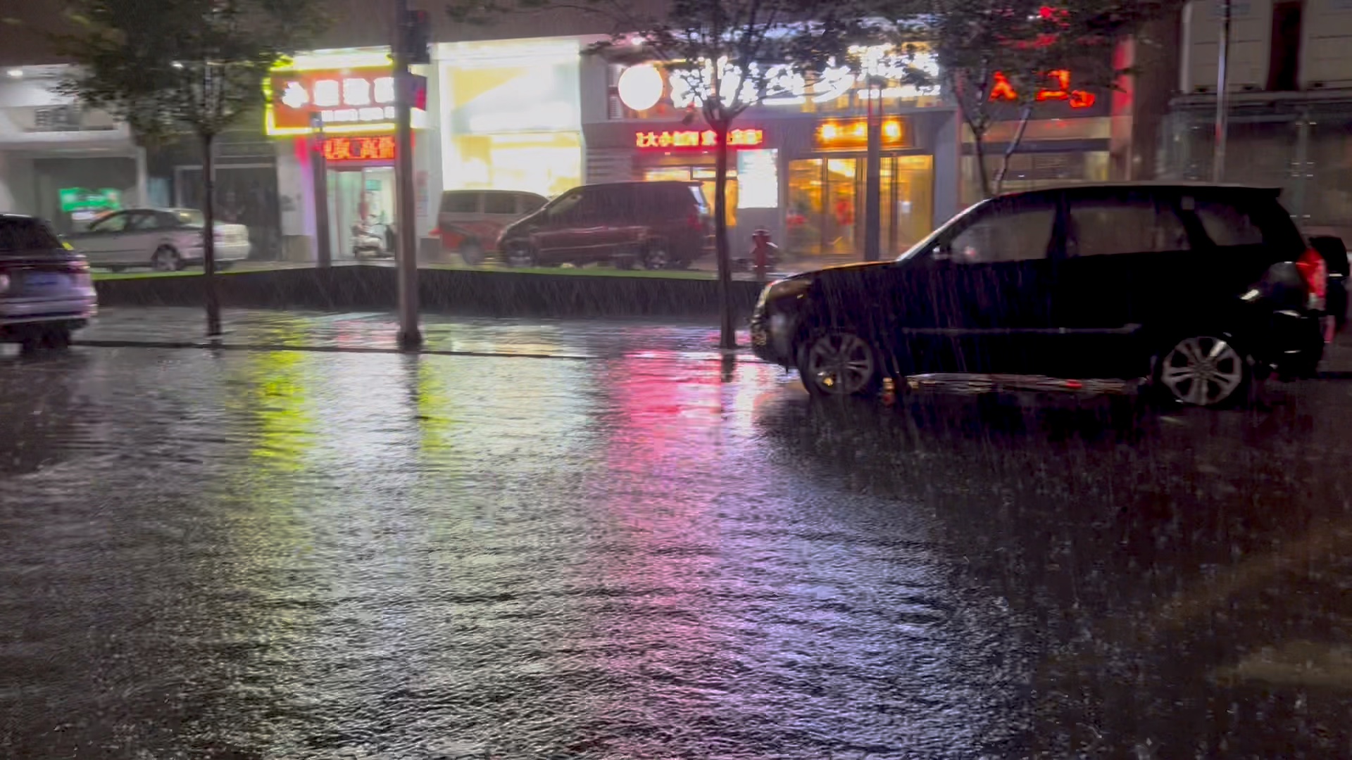 今晚宁波台风6点开始特大暴雨,风是风,雨是雨,成了一片汪洋,哔哩哔哩bilibili