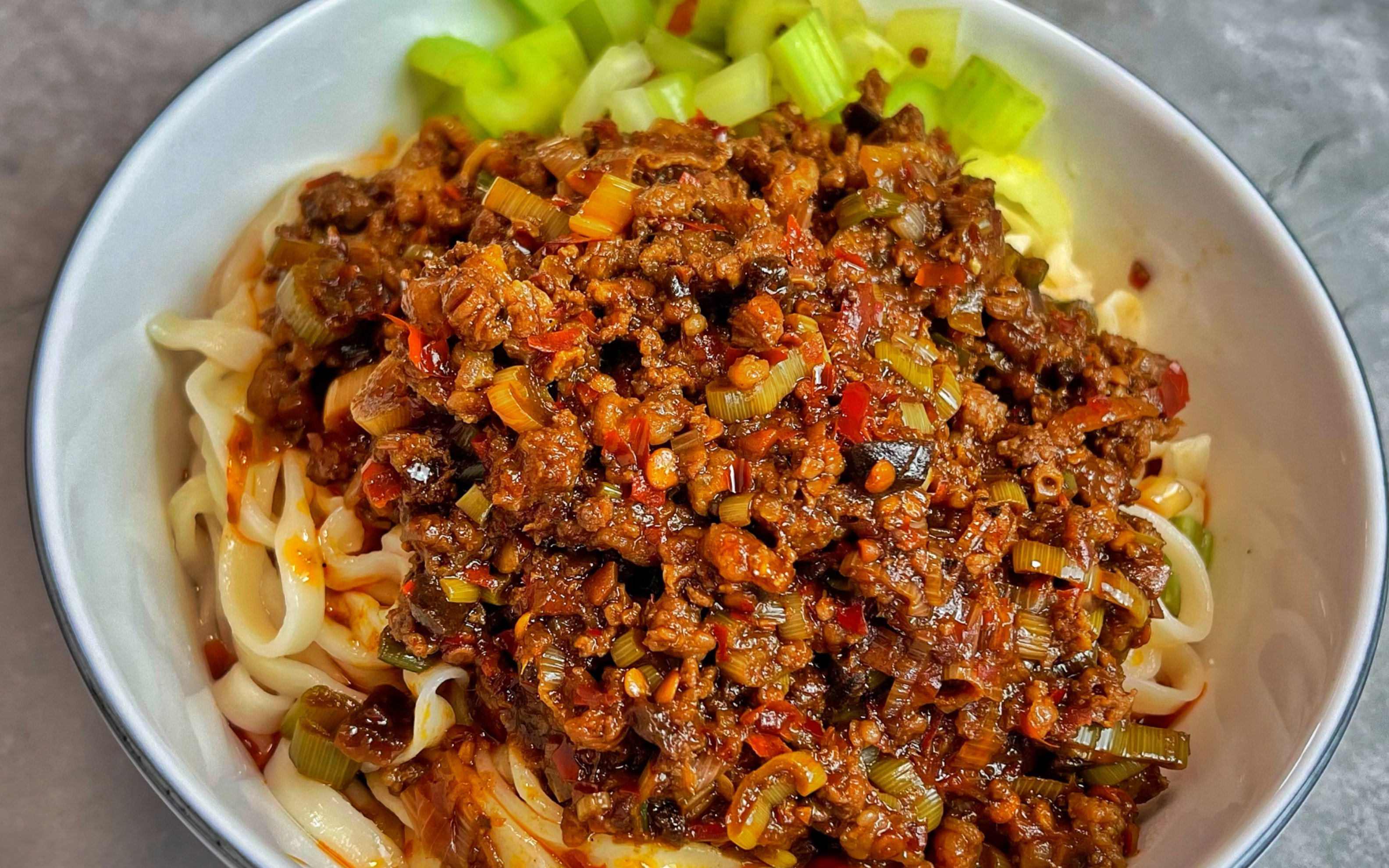 羊肉卤杂酱面,只用郫县豆瓣酱就能做出好味道,每天卖出上百碗