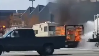 消防车刚停下准备灭火，就被路过的洒水车抢单成功！