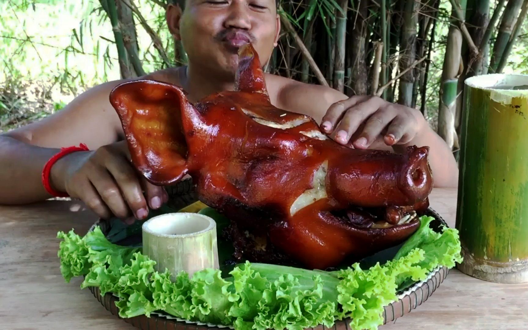 泰国独家美食,户外烤猪头,香而不腻,双手抱着啃真过瘾!