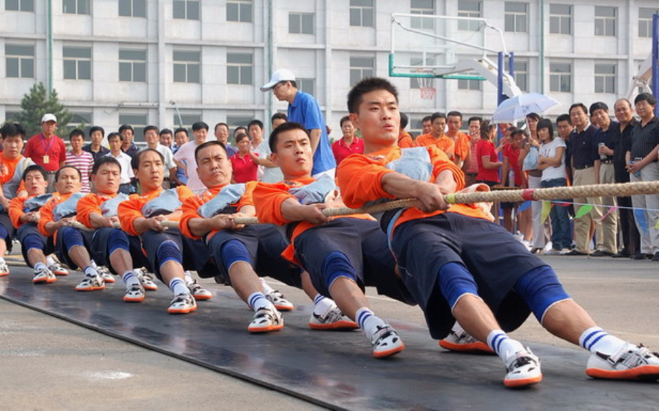 [图]拔河比赛还有这种操作，我们玩的太小儿科了