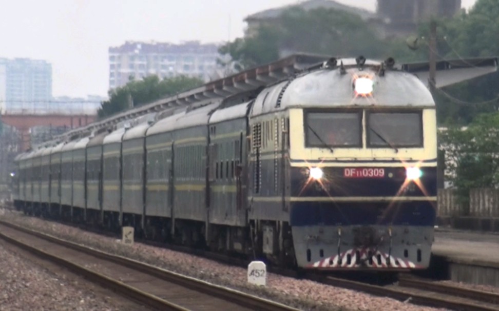 通过k452公里处机位,本务机车:南局鹰段df11-0309