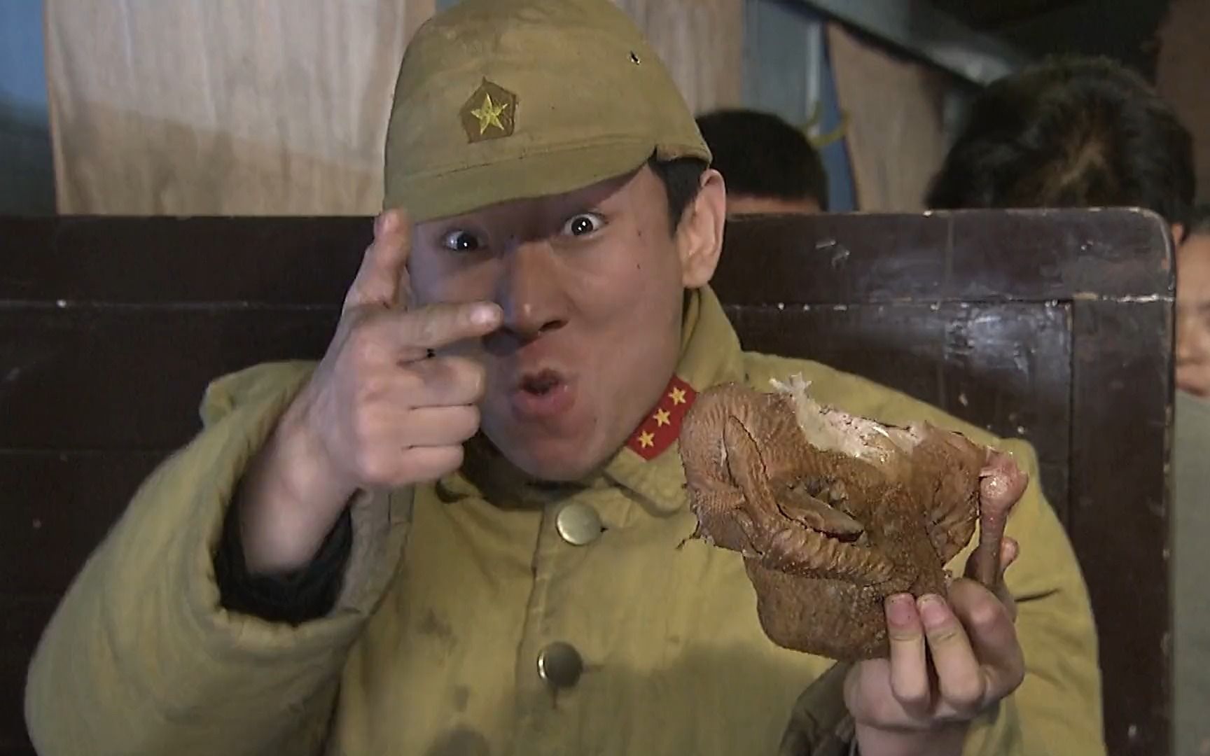 八路军请鬼子吃山东烧鸡,鬼子大口大口啃着,太过瘾了!