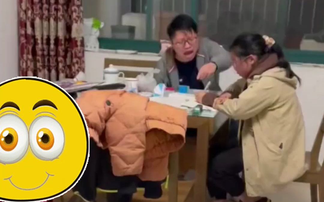 爸爸辅导孩子写作业被孩子气到拍桌子家长才能体会的感觉