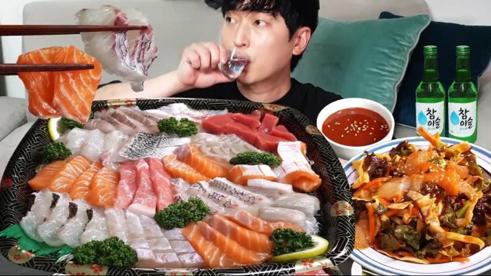 韩国富二代吃福岛海鲜,希望他们越吃越健康